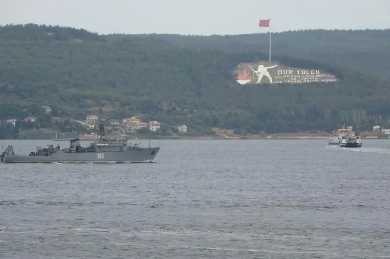 Rus mayın tarama gemisi ‘Kovrovets’ Çanakkale Boğazı’ndan geçti!