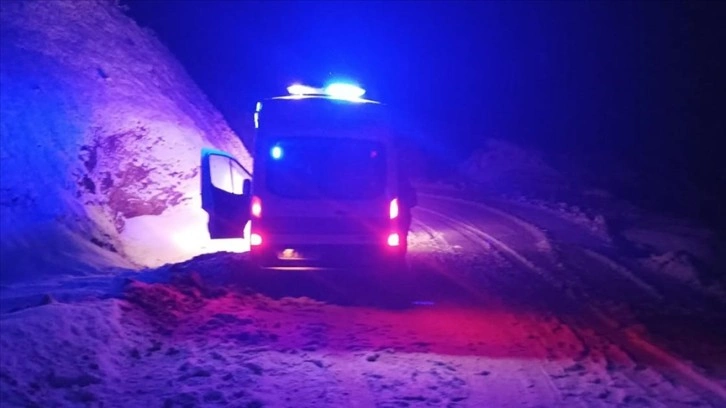 Siirt'te karda muhat artan ambulansı takımlar kurtardı
