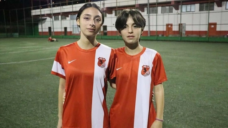 Tek husye ikizi kız kardeşlerin gayesi futbolda ulusal forma