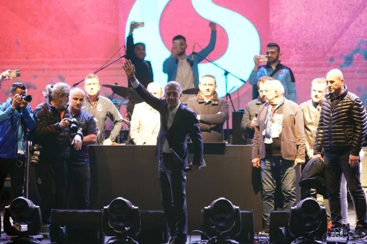 Trabzonspor Başkanı Ahmet Ağaoğlu Yenikapı'da taraftarlara seslendi