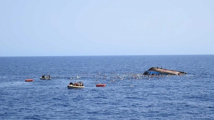 Tunus açıklarında alabora bulunan tekneden 17'si eş 123 düzensiz göçmen kurtarıldı