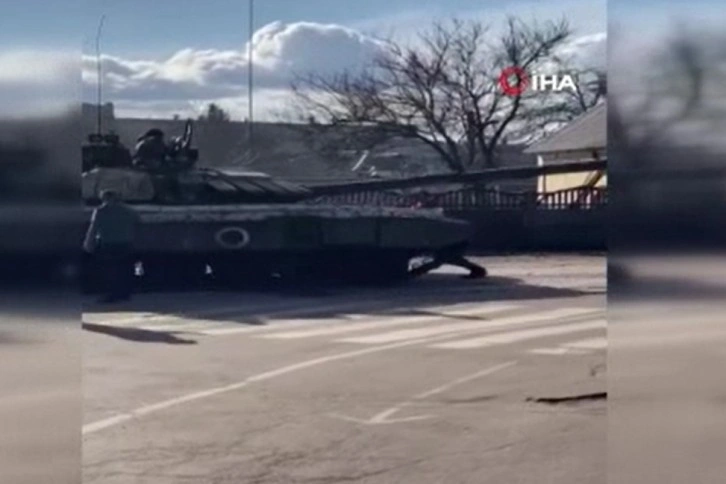 Ukrayna halkı, Rus tanklarını engellemeye çalıştı