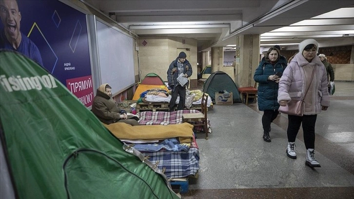 Ukrayna'da birtakım insanoğlu savaş dolayısıyla müşterek senedir yer altı treni istasyonlarında yaşıyor