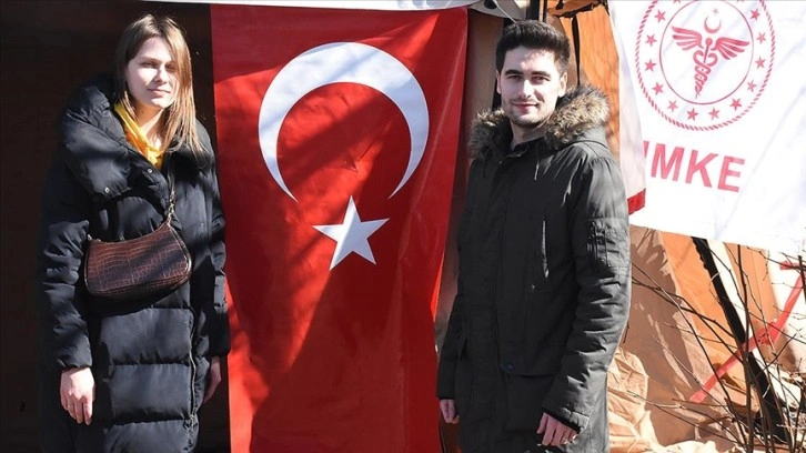 Ukrayna'da evlenmiş Türk, eşiyle Türkiye'ye dönecek olmanın mutluluğunu yaşıyor