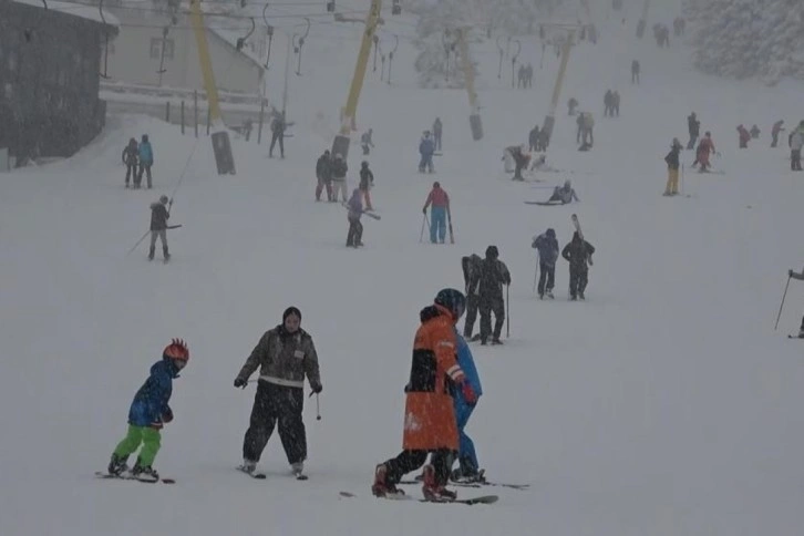 Uludağ'da yarıyılın sonuç gününde tatilciler karın keyfini çıkarttı