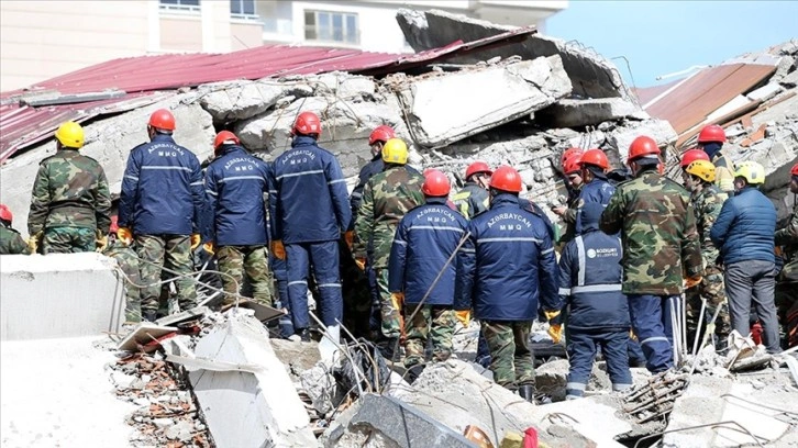 Uluslararası iane ekiplerinin deprem bölgelerindeki faaliyetleri sürüyor