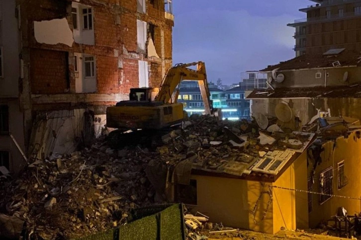 Üsküdar’da patlama yaşanan bina iş makinalarıyla yıkıldı