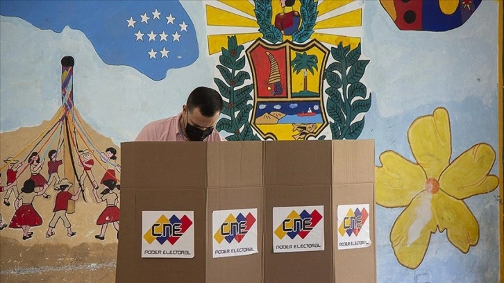 Venezuela'daki bölgesel ve yerel seçimlerde erk partisi 23 eyaletten 20'sinde kazandı