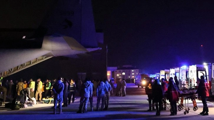 Yaralı depremzedeler Norveç cankurtaran uçağıyla İstanbul'a getirildi