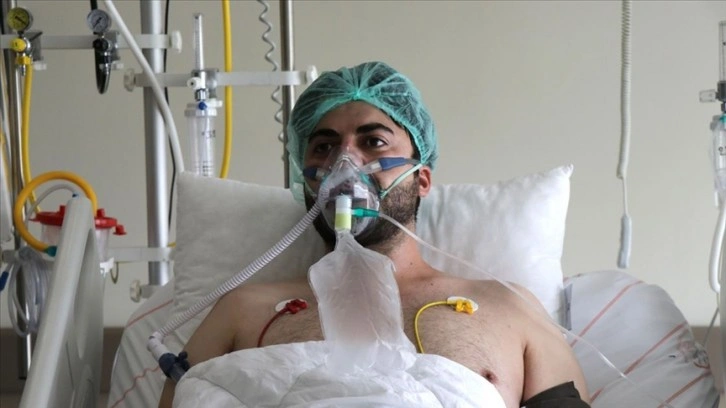 Yoğun bakımdaki Kovid-19 hastası gailesiz imamdan aşı çağrısı