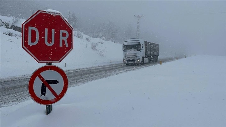 Zonguldak-İstanbul kara yolu kar zımnında derinlemesine anahtar geçişlerine kapatıldı