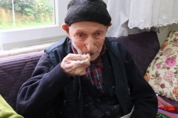 110 yaşındaki Dursun Ali dede uzun yaşamın sırrını her gün yediği bir kaşık tereyağına bağlıyor