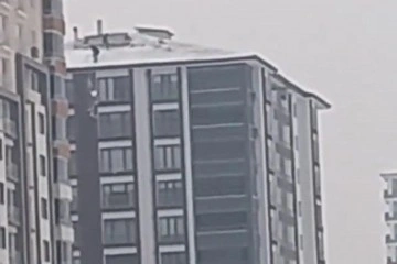 14 katlı binada tehlikeli kar temizliği