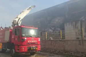 15 saattir yanan fabrikaya müdahale devam ediyor