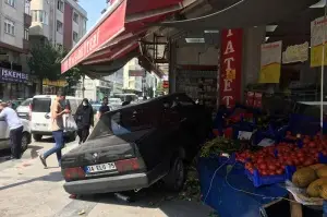17 yaşındaki sürücü otomobille şarküteri dükkanına girdi