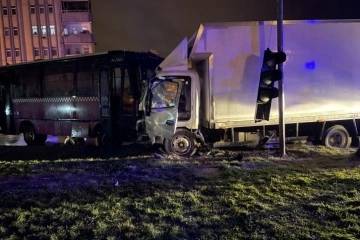 2 halk otobüsü, kamyonet ve otomobilin karıştığı kaza: 12 yaralı