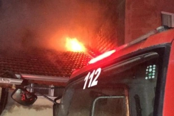 2 katlı binada çıkan yangında 3 kişi dumandan zehirlendi