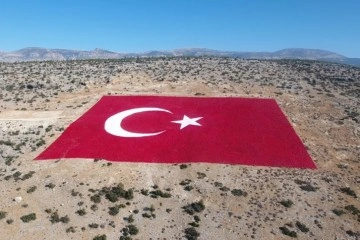 22 dönümlük araziye işlenen dev Türk bayrağı 20 günde boyandı