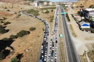 43 ilin geçiş güzergahında yoğun trafik: 'Kilit kavşak' havadan görüntülendi