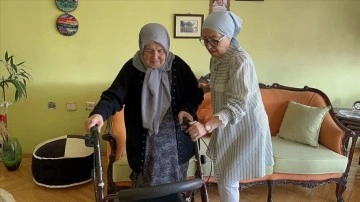 89 yaşındaki annesine çocuk kadar bakıyor