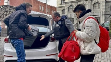 AA ekibi, Kiev'de yurtta çevrili artan Türk öğrenciyi büyükelçiliğe ulaştırdı