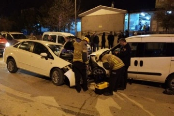 Acil Servis önünde iki araç kafa kafaya çarpıştı: 6 yaralı