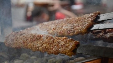 Adana kebabına "zırh" ezgi katıyor