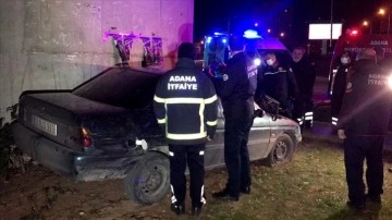 Adana'da birlikte ad kaza meydana getirdiği arabada uyuya kaldı