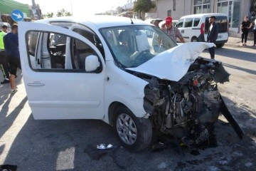 Adana'da iki hafif ticari araç kafa kafaya çarpıştı: 13 yaralı