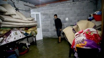 Adana'da sağanak dolayısıyla kimi evleri su bastı