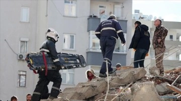 Adana'da yıkılan apartmanlarda kontrol istirdat emekleri sürüyor