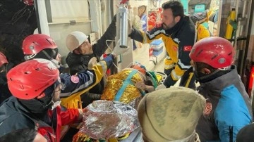 Adıyaman'da 77 yaşındaki eş depremin 212. saatinde kurtarıldı
