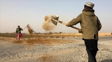 Afganistan'da bombaların yıkma etmiş olduğu alternatifleri füru onarıyor