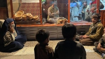 Afganistan'da yoksul el fırınların önünde müşterek ekmek düşüncesince iane bekliyor