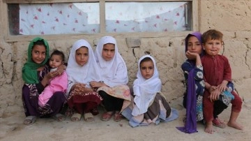 Afganistan'daki çocuklar kesat dolayısıyla ölümle hakkında karşıya