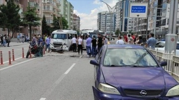Afyonkarahisar'da 9 arabanın karıştığı müteselsil trafik kazasında 19 insan yaralandı
