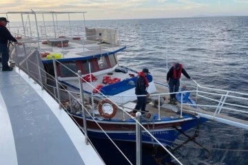 Ahşap teknede 79 göçmen kurtarıldı