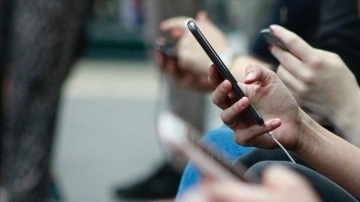 Akıllı telefonların şuursuz kullanması 'tetik parmak' rahatsızlığı riskini artırıyor