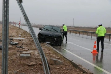 Aksaray'da otomobil refüje çarptı: 2 yaralı