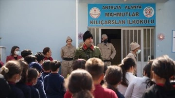 Alanya'da öğretmenler Çanakkale Savaşı sürecinin asker giysileriyle ibret verdi