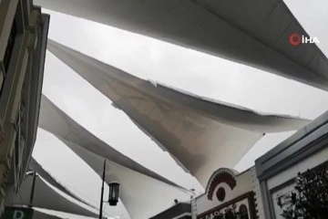 Alışveriş merkezinin tentesinde biriken kar, düşerek tehlikeye yol açtı