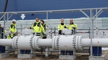 Almanya, önce hususi yüzer LNG terminalini açtı