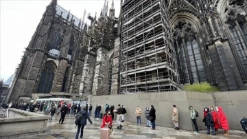 Almanya'da zamanı Köln Katedrali'nde Kovid-19 aşısı kuyruğu