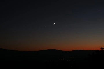 Amasya'da gökyüzünde ay ile yıldızın duygulandıran buluşması