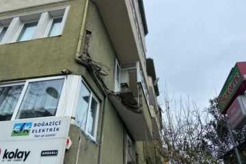 Ambarlı'da binanın balkonu çöktü; 1 yaralı