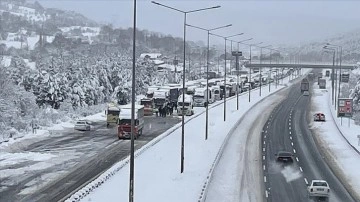 Anadolu Otoyolu'nun Bolu kesiminde kar zımnında Ankara yönüne erişim sağlanamıyor