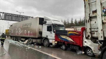 Anadolu Otoyolu'nun Kocaeli kesiminde müteselsil gidiş geliş kazasında 4 ad yaralandı