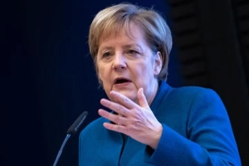 Angela Merkel, yanında koruması varken cüzdanını çaldırdı