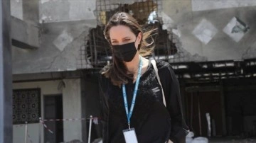 Angelina Jolie, insancasına krize dikkati tefriş etmek düşüncesince Yemen'de