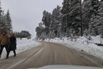 Aniden bastıran kar, kayak merkezi yolunda şoförleri yolda bıraktı